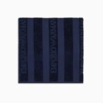 Telo mare realizzato in spugna di cotone con motivo a righe verticali e logo jacquard decorativo emporio armani