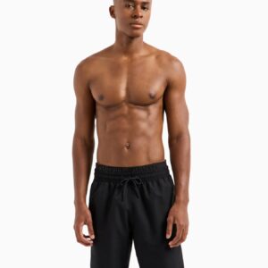 Costume modello bermuda con coulisse e inserto elastico in vita con logo frontale a lavorazione jacquard. Il tessuto è realizzato con poliestere riciclato.

Emporio Armani