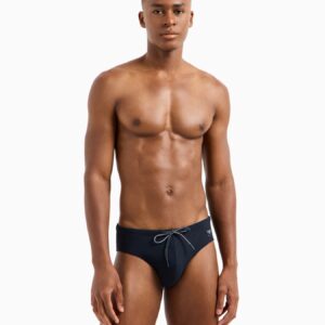 Costume modello slip con coulisse in vita. Tessuto stretch a trama piquet e patch con iconica aquila che distingue il capo.
Emporio Armani