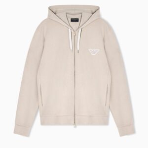 Felpa provvista di cappuccio, zip di chiusura e patch con iconica aquila. Un capo pratico e confortevole che si presta ad un uso loungewear.